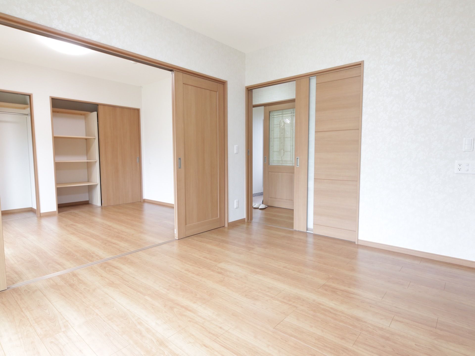 室内は明るく清潔感のある白い内装になっている。扉を開閉して、部屋の大きさを自由に変えることができる。