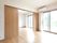 部屋にある大きな窓からは、日の光が良く入り明るく開放感がある。庭の景色を眺めながら、ゆったりと過ごすことができる。