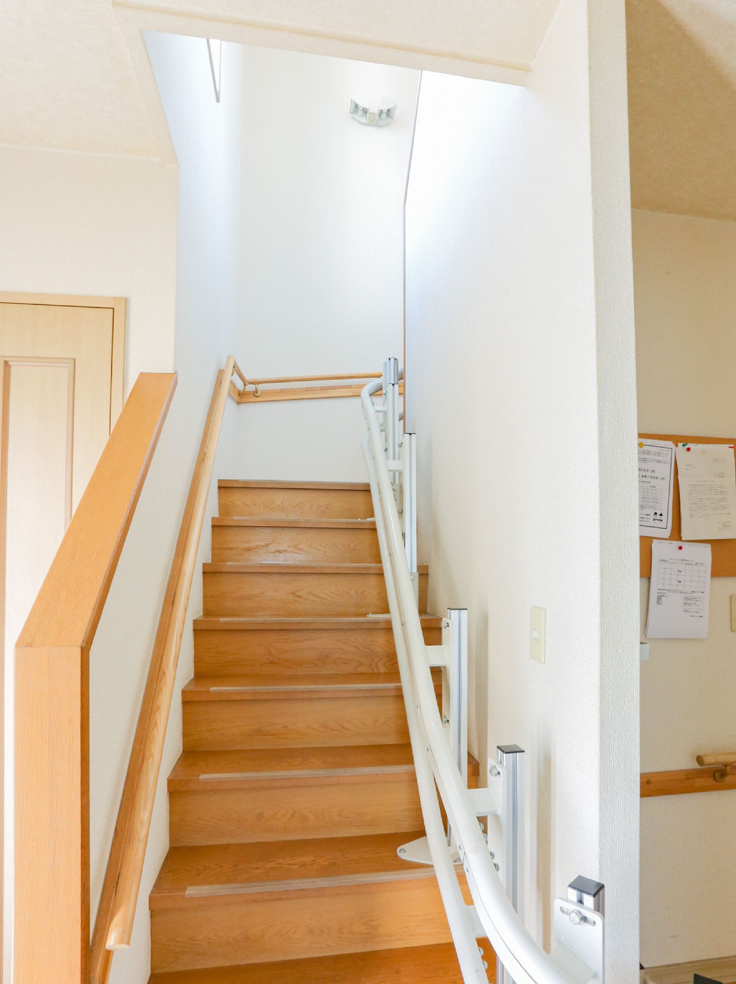 手すりを備えた段差の少ない階段