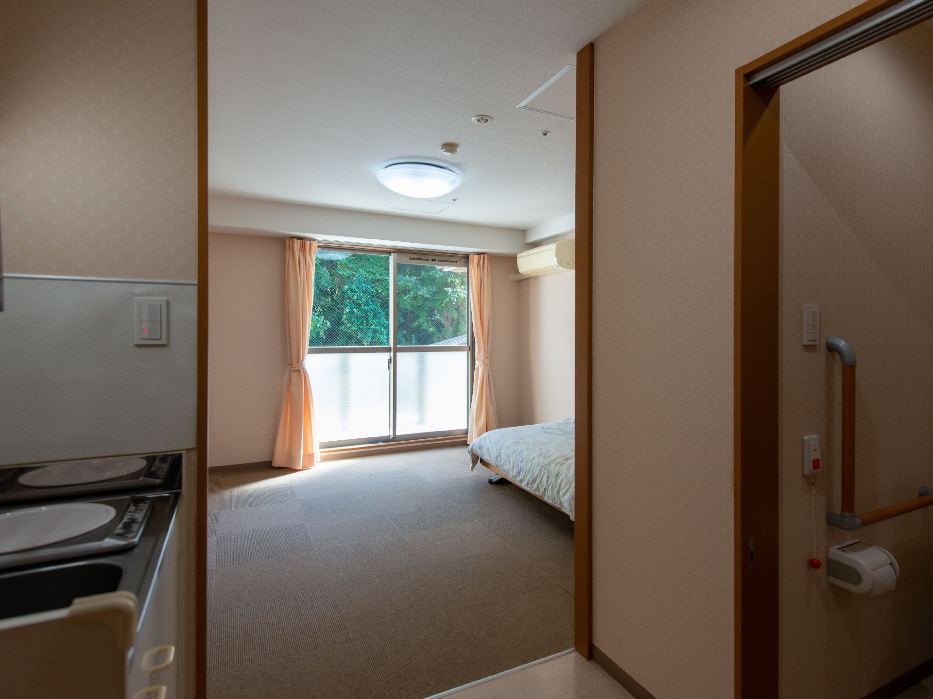 段差ができるだけ排除された居室