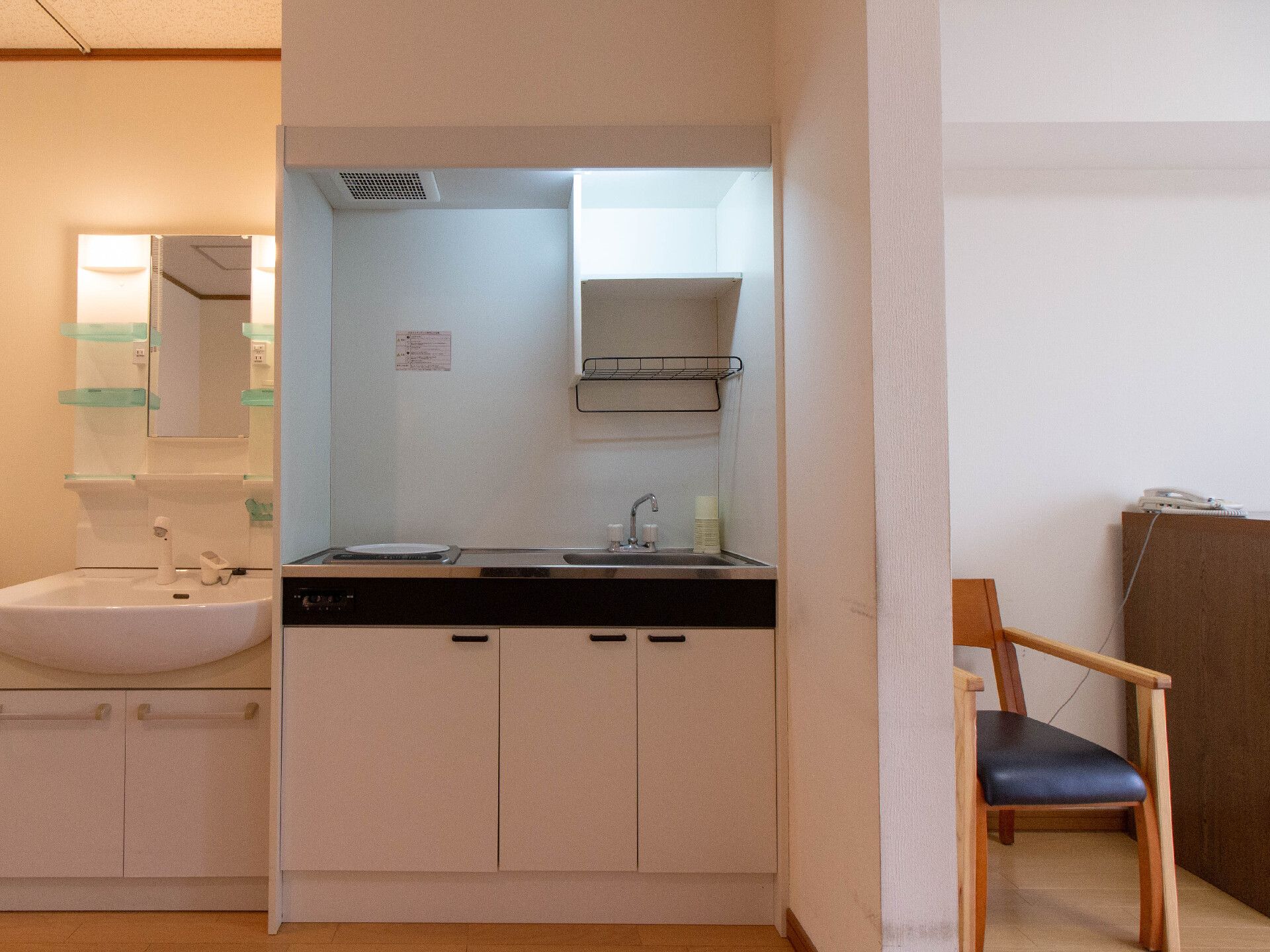 明るい居室にはキッチンがあり、家具家電もそろっている。