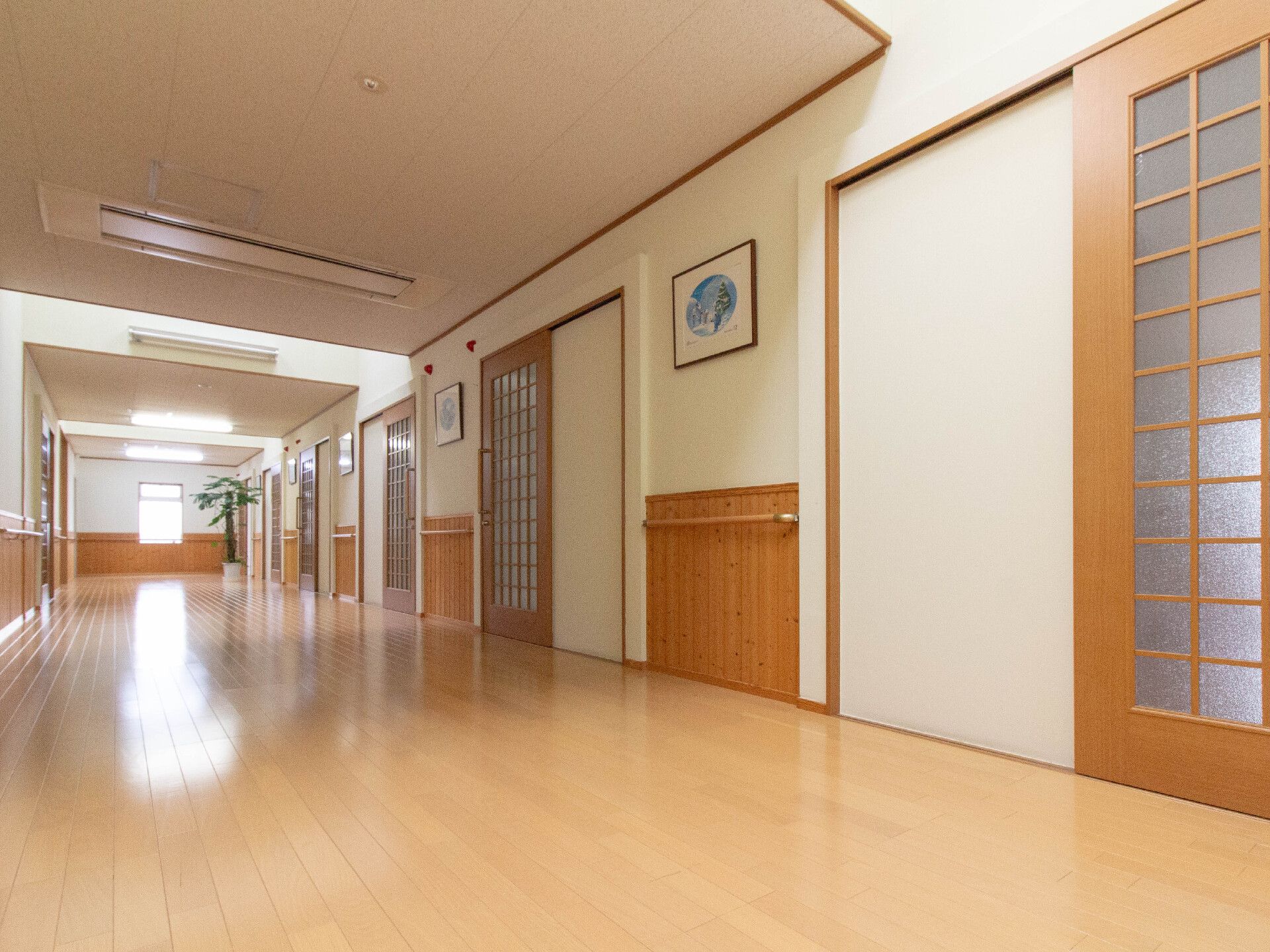 両サイドに居室が設置され、廊下には全域手すりがあり、安全に移動できる。