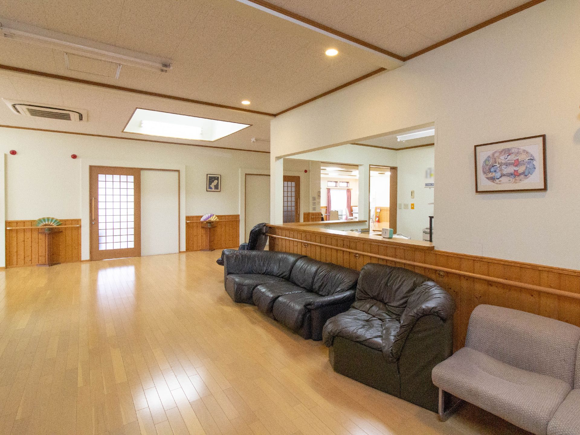 共有スペースには、いすが並べられている。