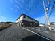 広々とした駐車場のある施設