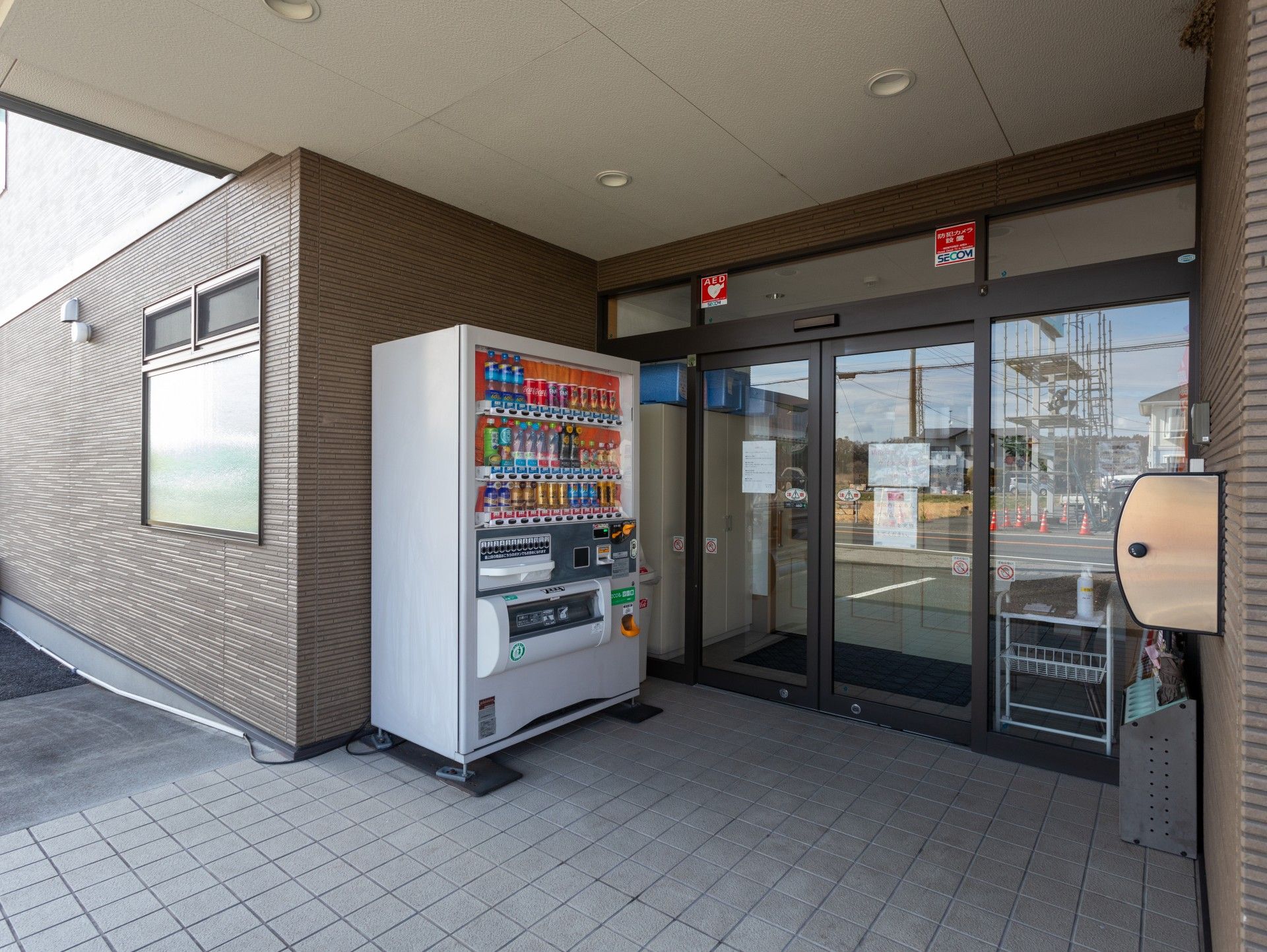 入口と自動販売機のあるエントランス