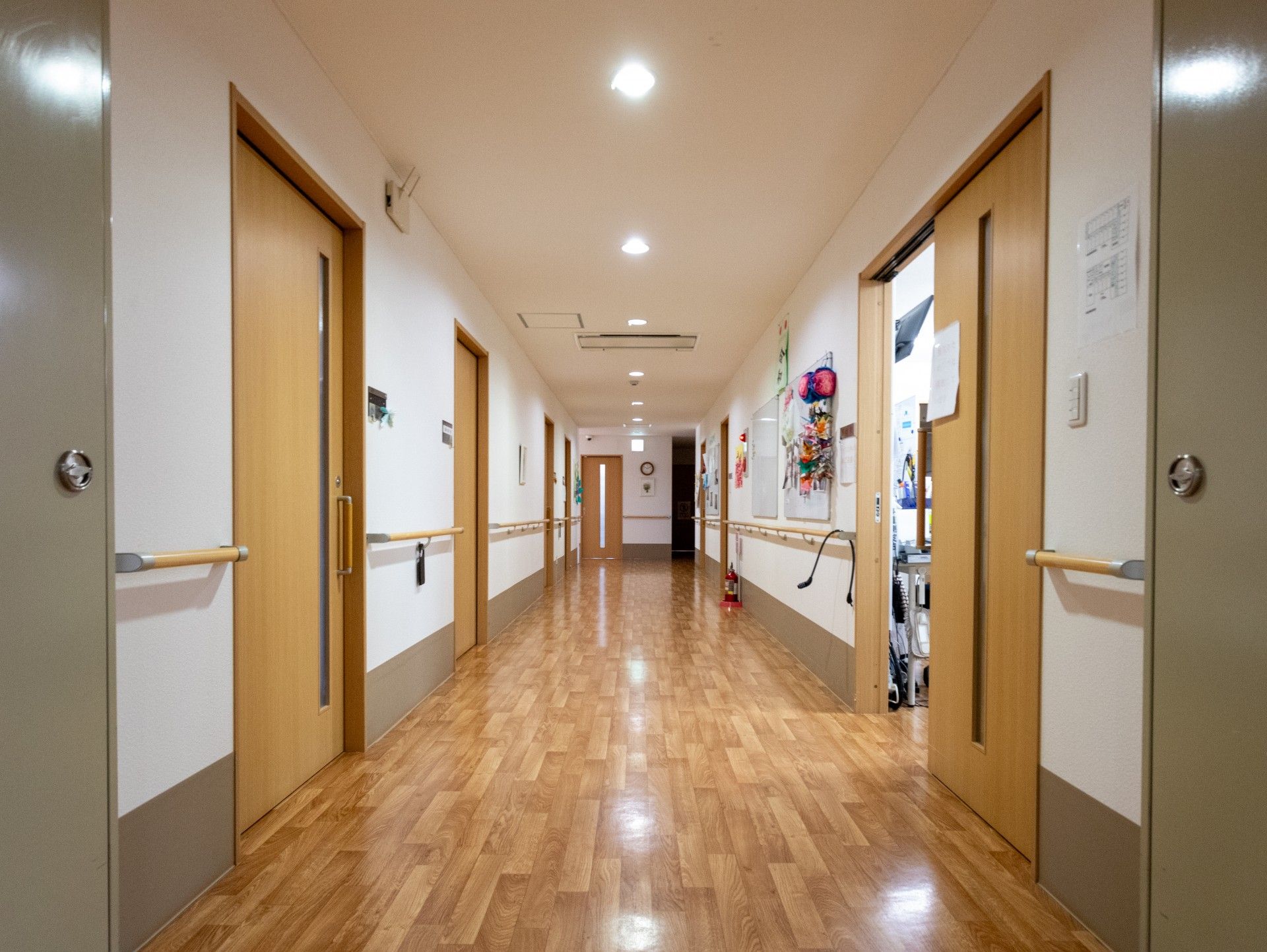 廊下の明るい施設風景