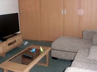 テレビとその前にテーブル、ソファが置いてるリラックススペース。一室のコーディネート例