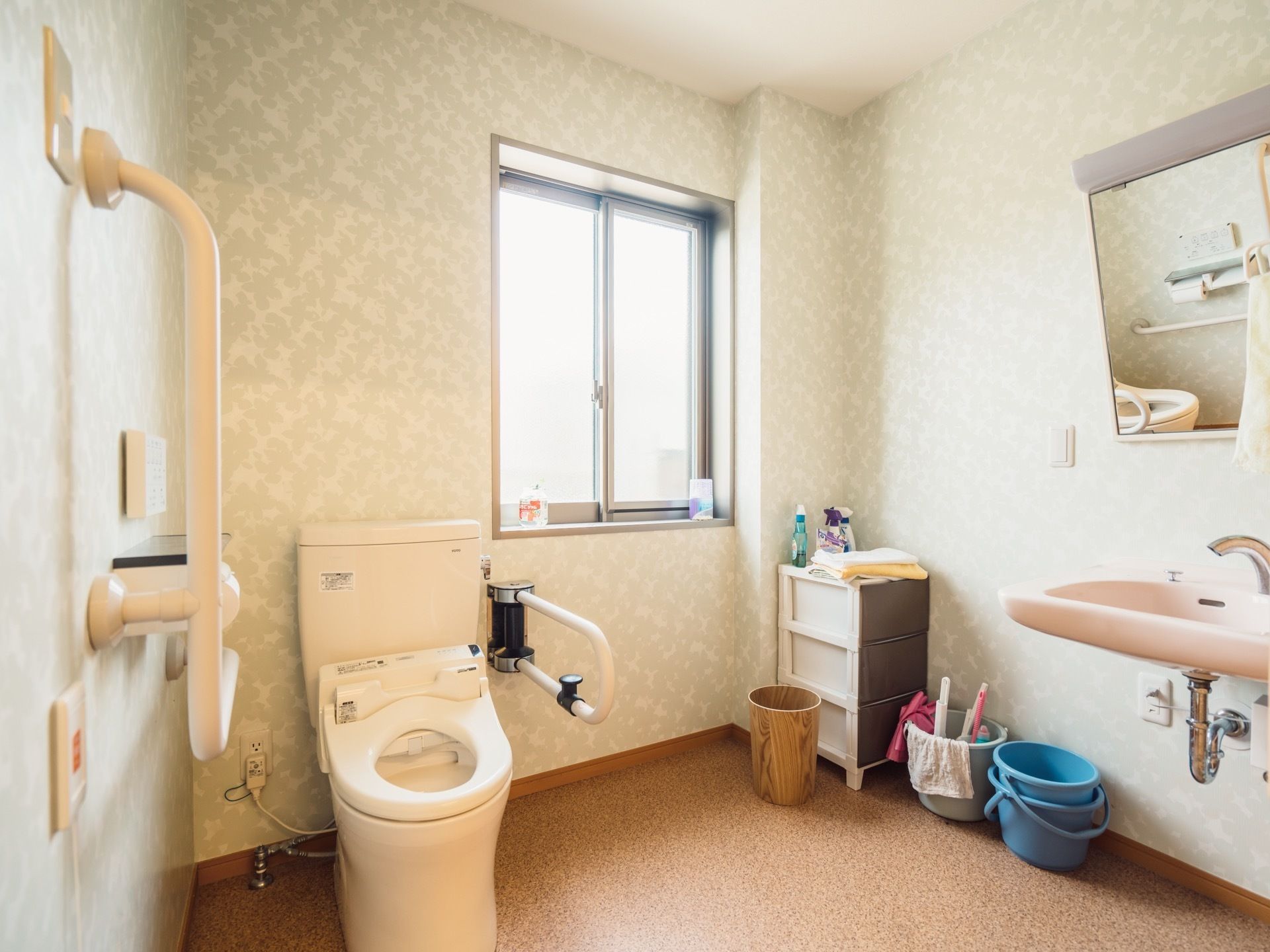 トイレの個室内は広々とした造りになっていて、車椅子をご利用の方も簡単に出入りできる。内装も明るく落ち着いた雰囲気。