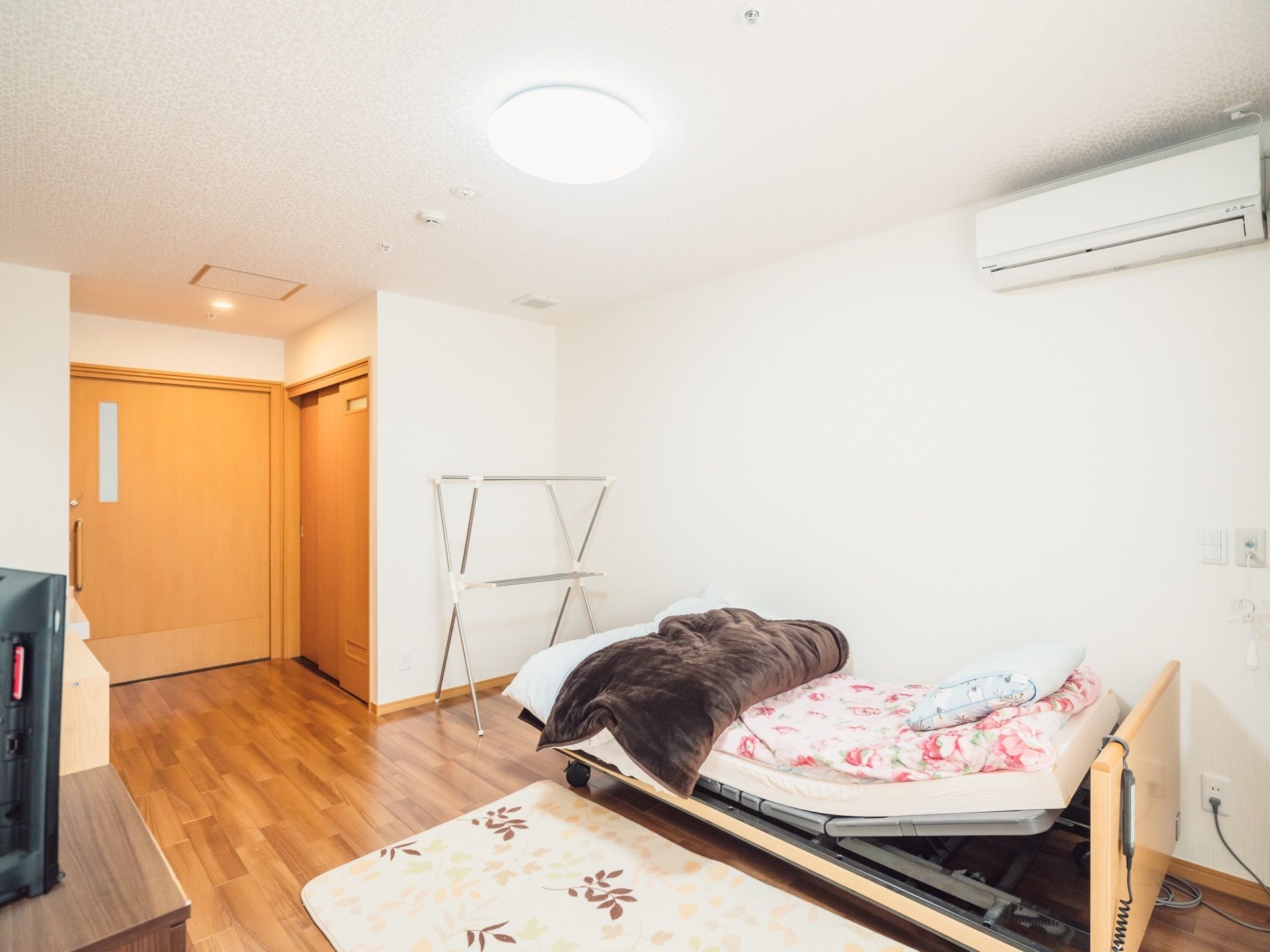 居室は日当たりが良く、明るく広々としている。家具を壁に寄せて配置してあるので、より広く部屋を利用できる。