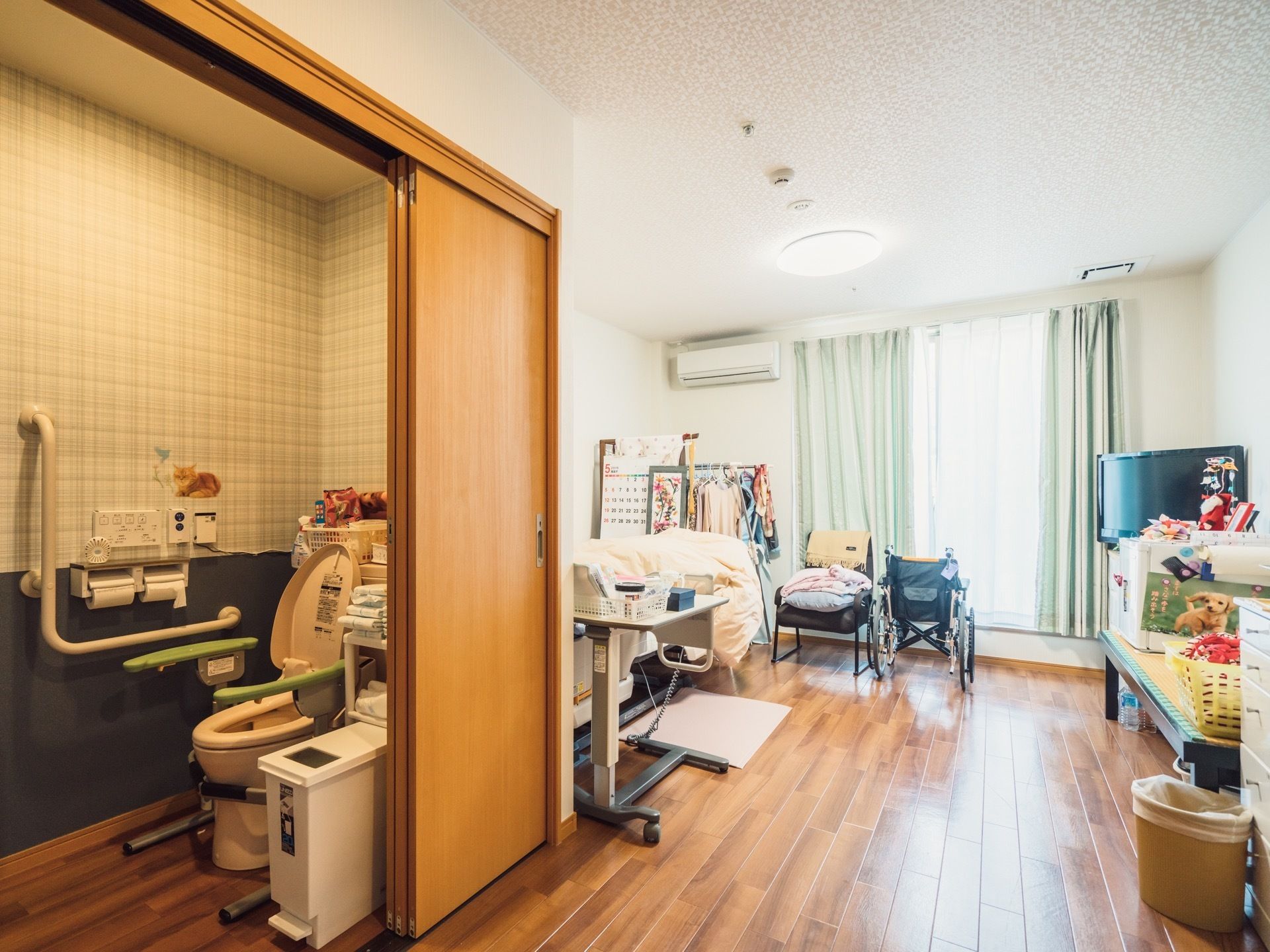 居室の床は味わいのある木目調になっていて、壁紙もモダンなデザインの物が使用されている。居心地が良く落ち着いた雰囲気の部屋。