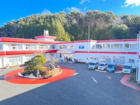 自然に囲まれた施設外観