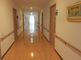温かみのある廊下の様子