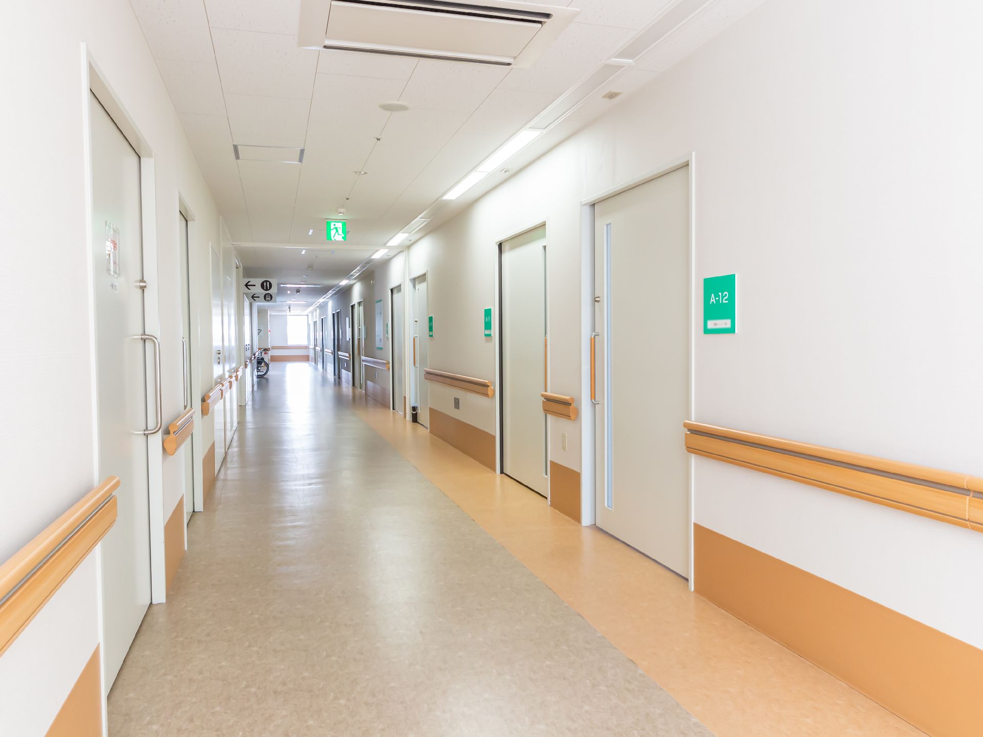 手すりが設置された廊下