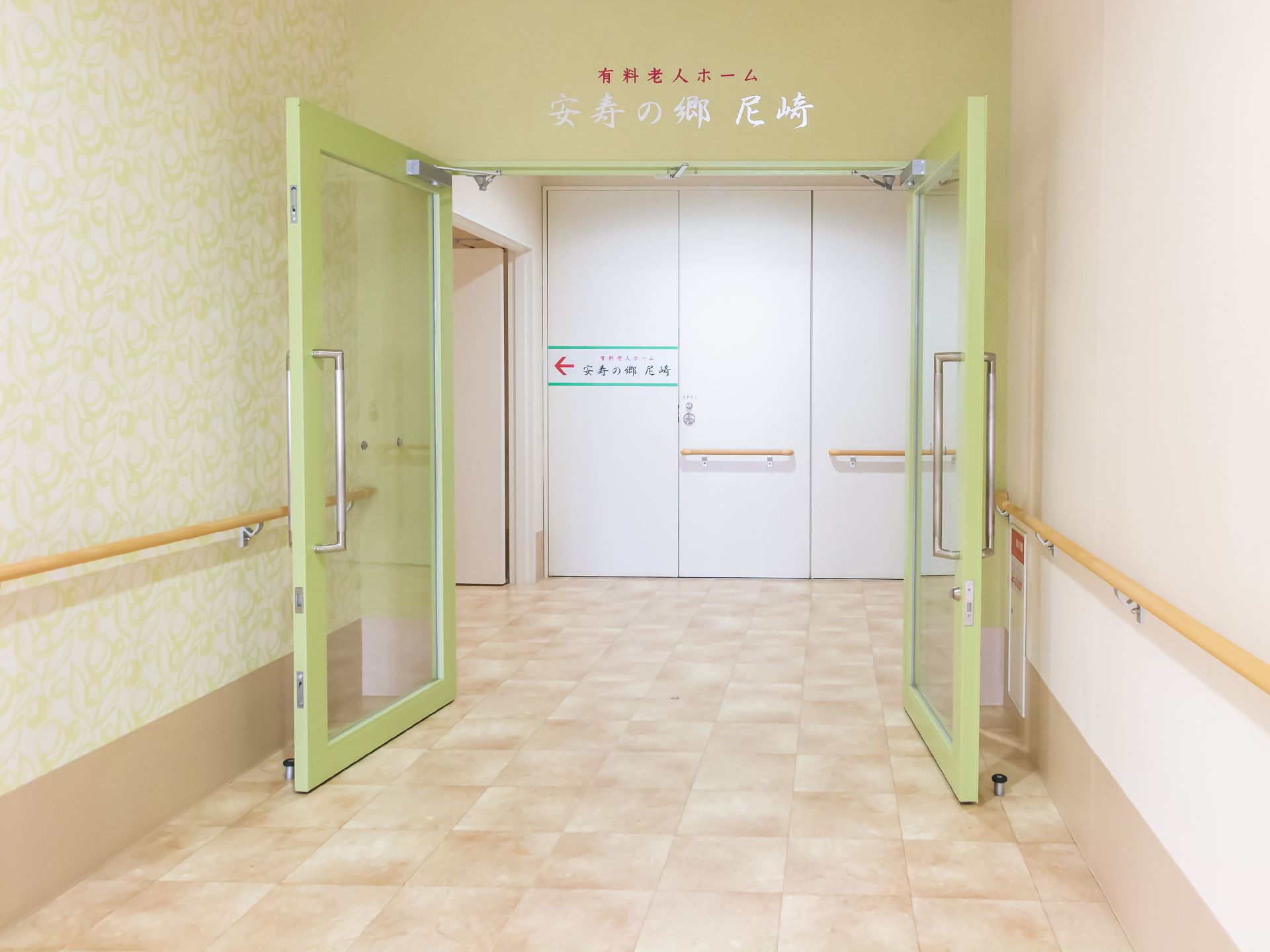 手すりが設置された廊下