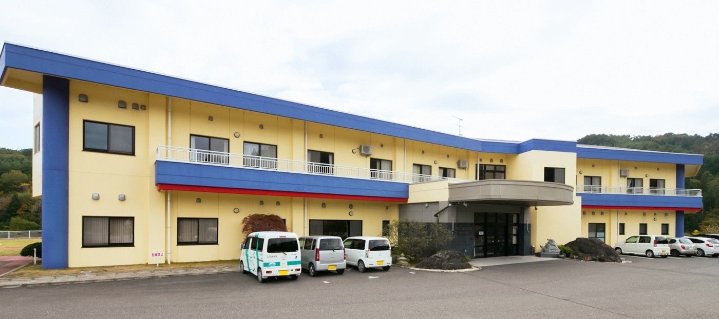 ゆったりとした外観の建物