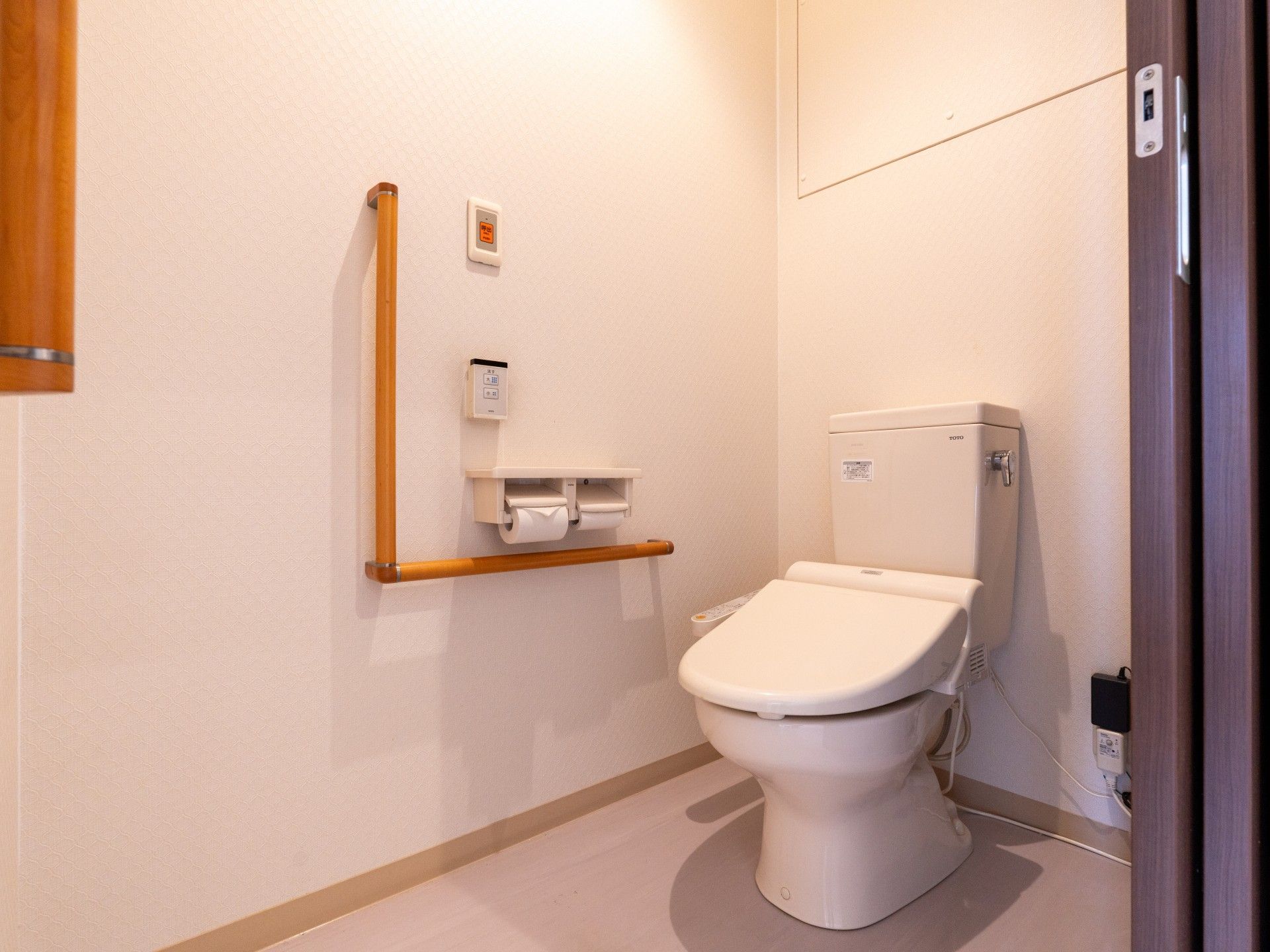 手すり付きのトイレ