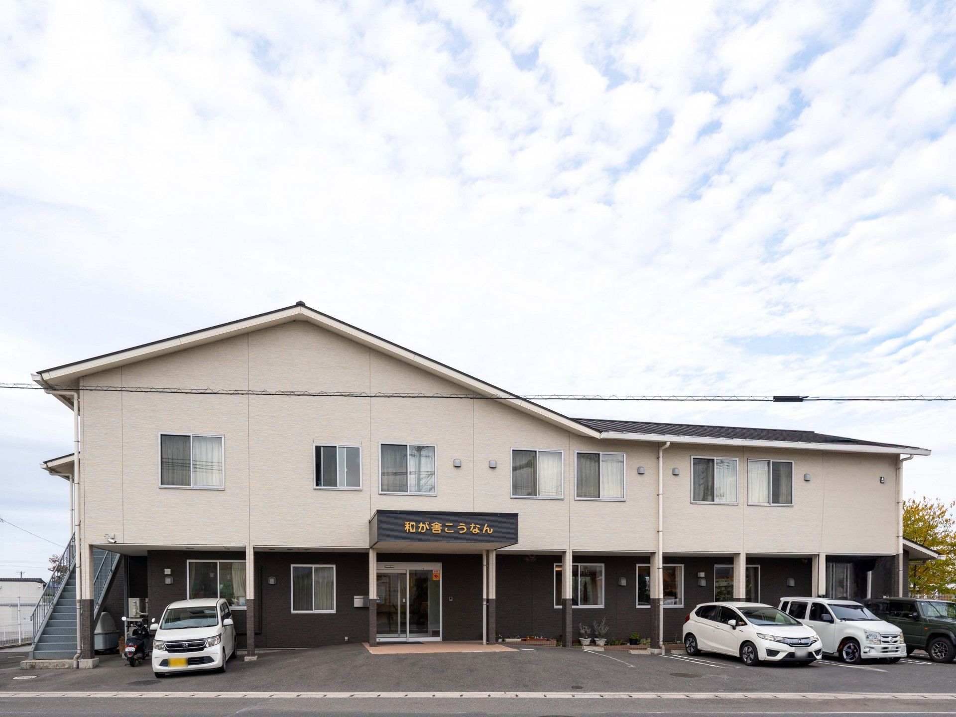 庭で交流する男性と女性