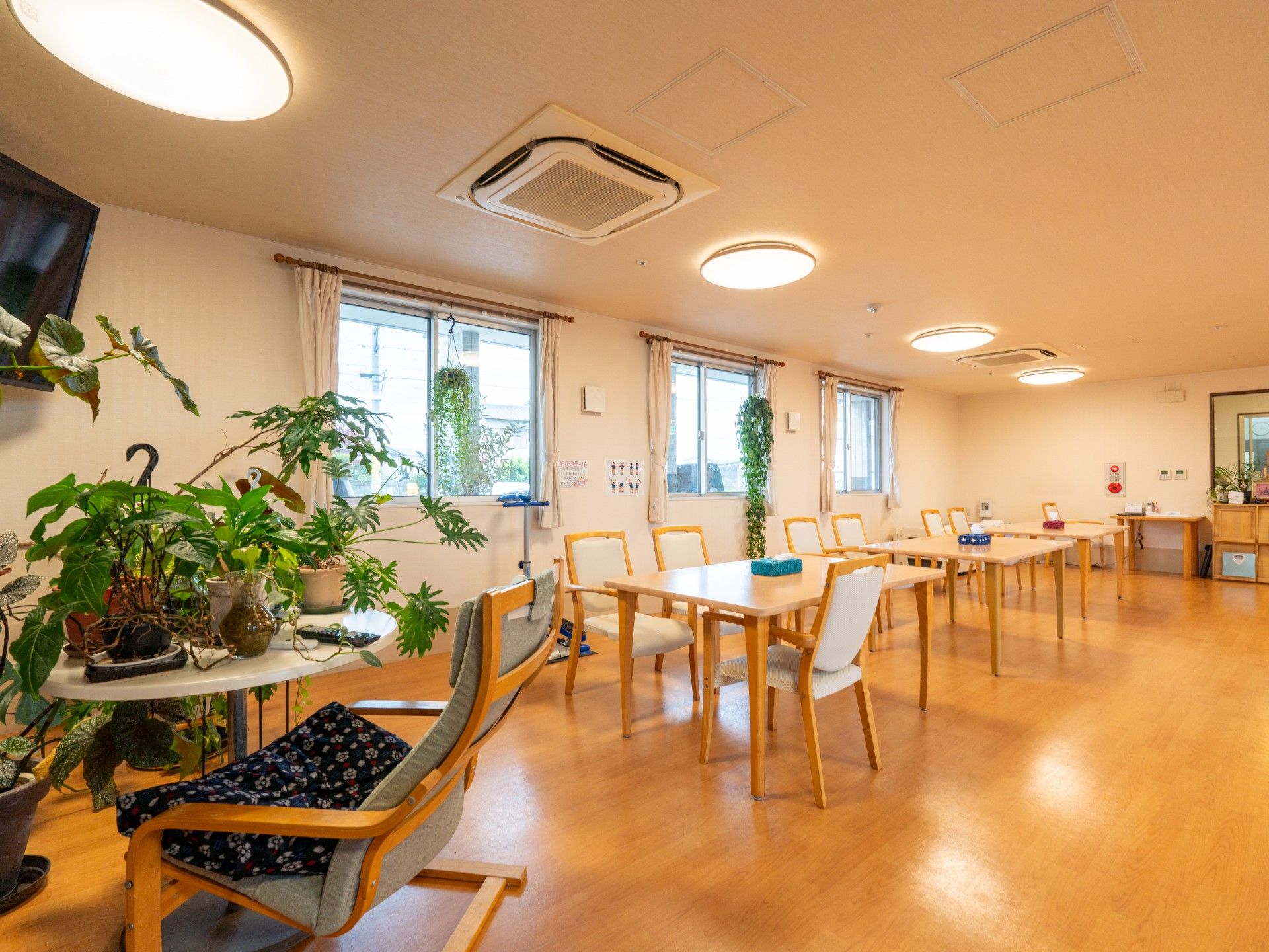 新聞を読む高齢の男性