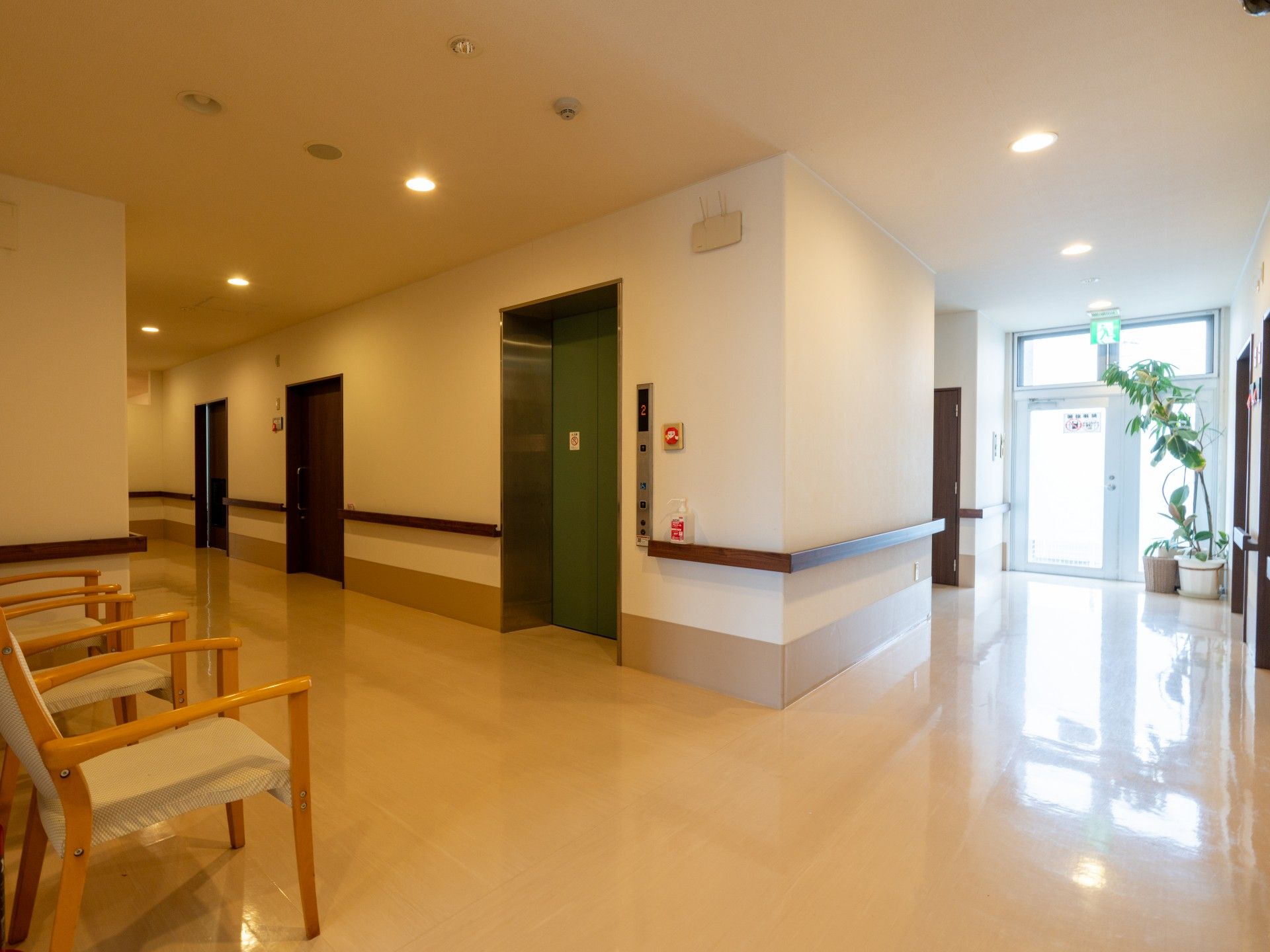 明るい廊下とエレベーター