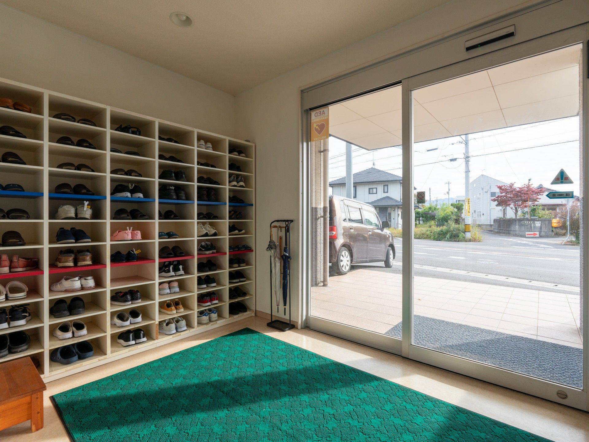 新聞を読む高齢の男性