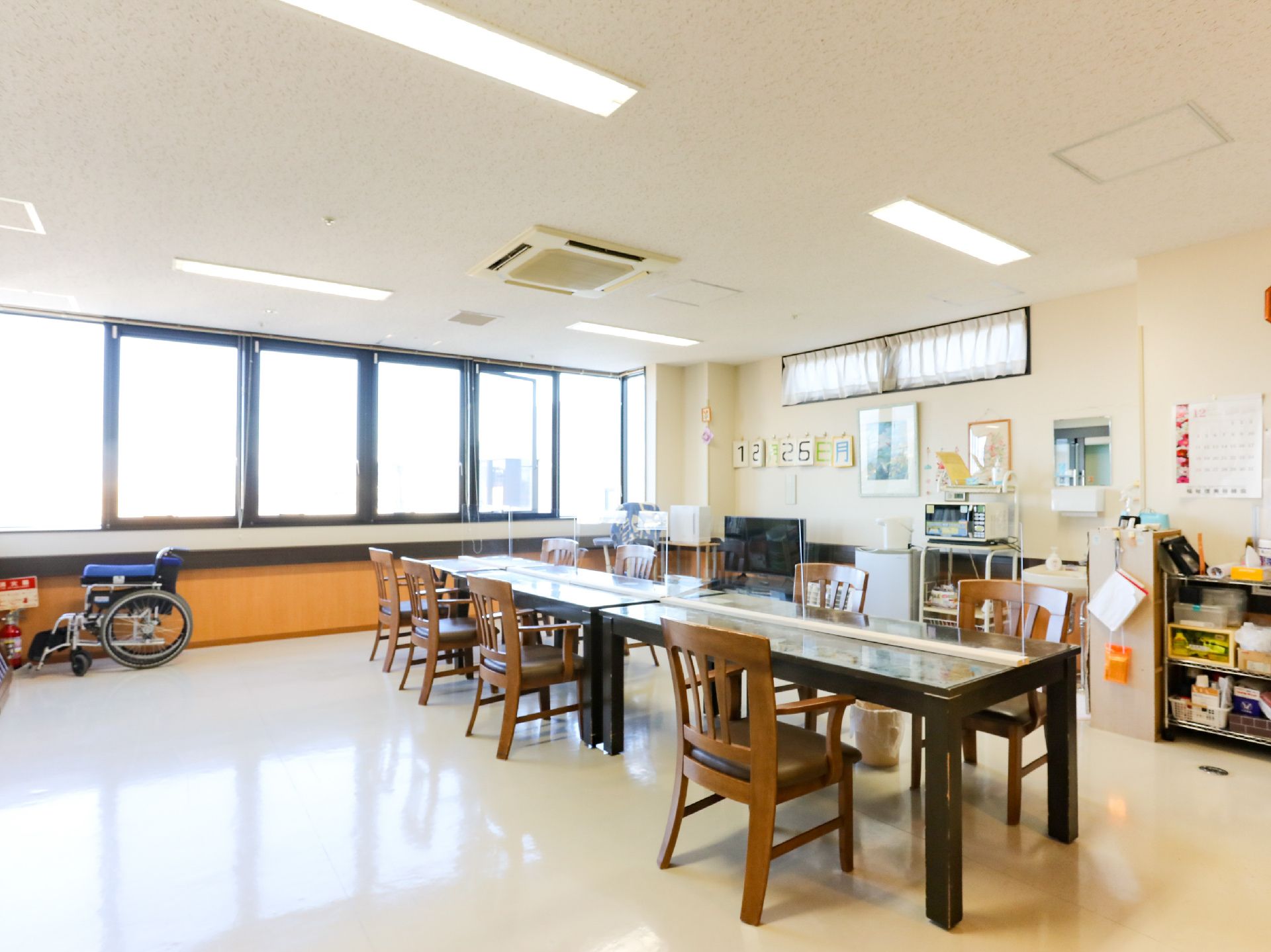 窓の設置された共有スペース