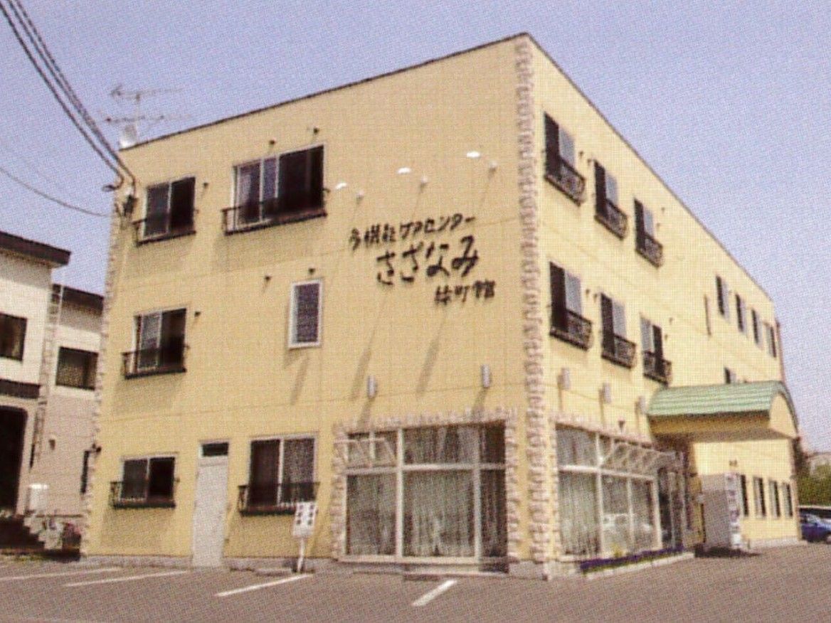 青空の下に建つ鉄骨造の建物。ファミリーハウス漣緑町の外観