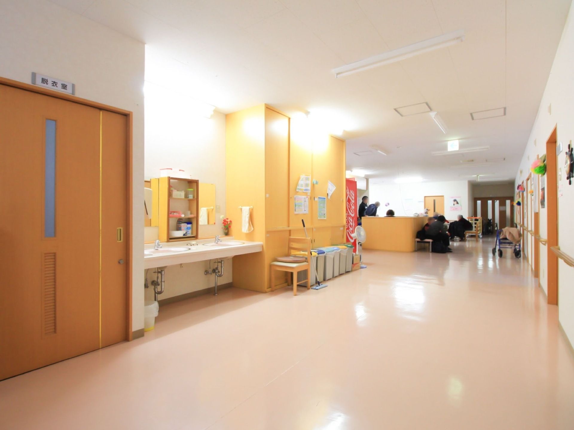 幅の広い廊下が設置されている。洗面台があり、手軽に手を洗って清潔に保つことができる。壁に手すりが取り付けられている。