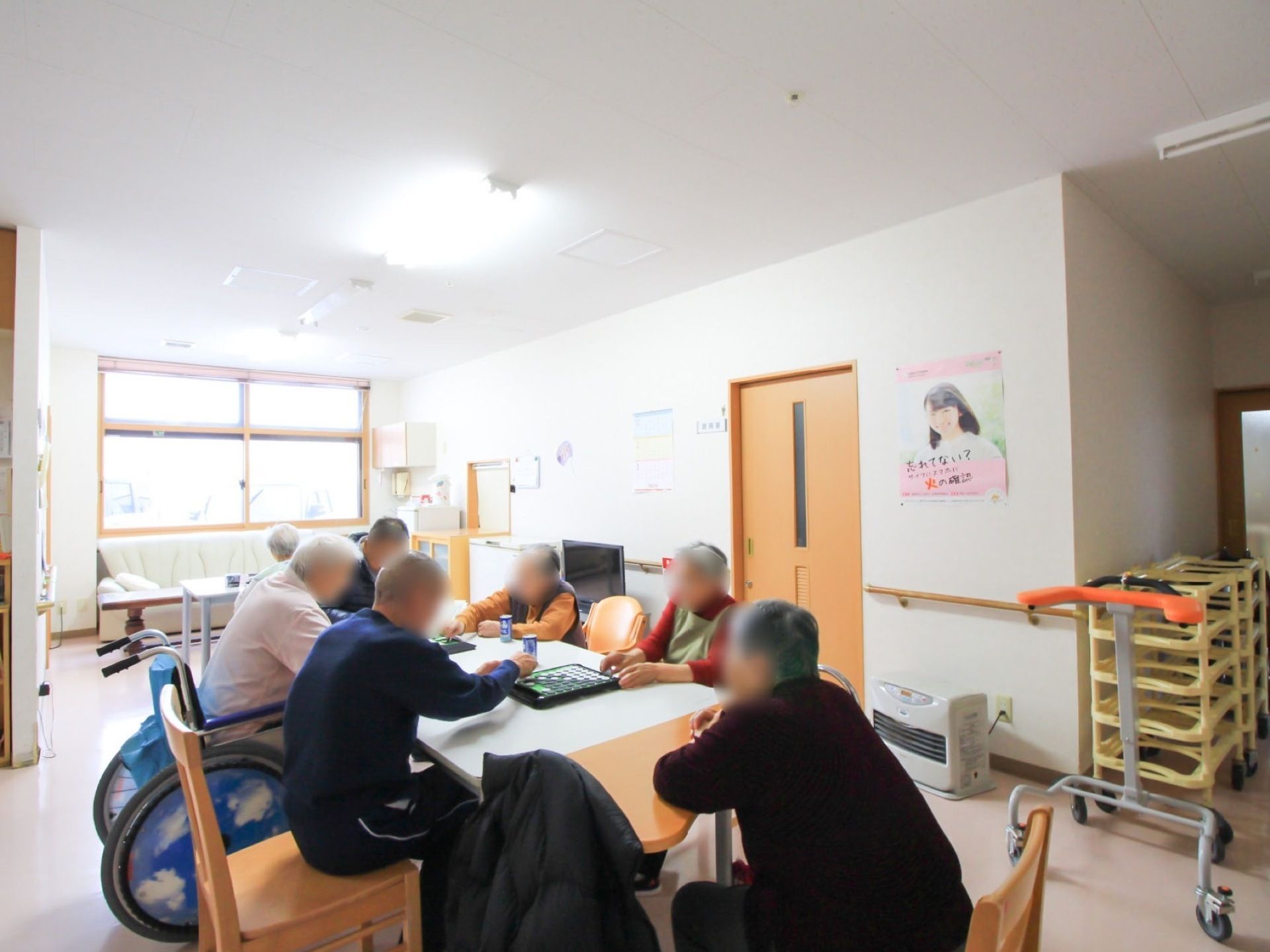 ダイニングテーブルを囲んでオセロを楽しんでいる入居者様