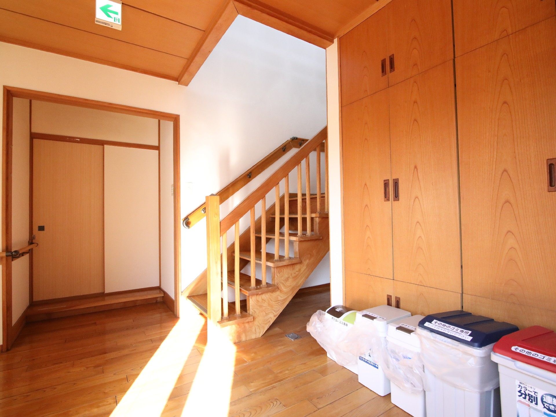 手すりが設置され、転倒防止の対策がなされた階段