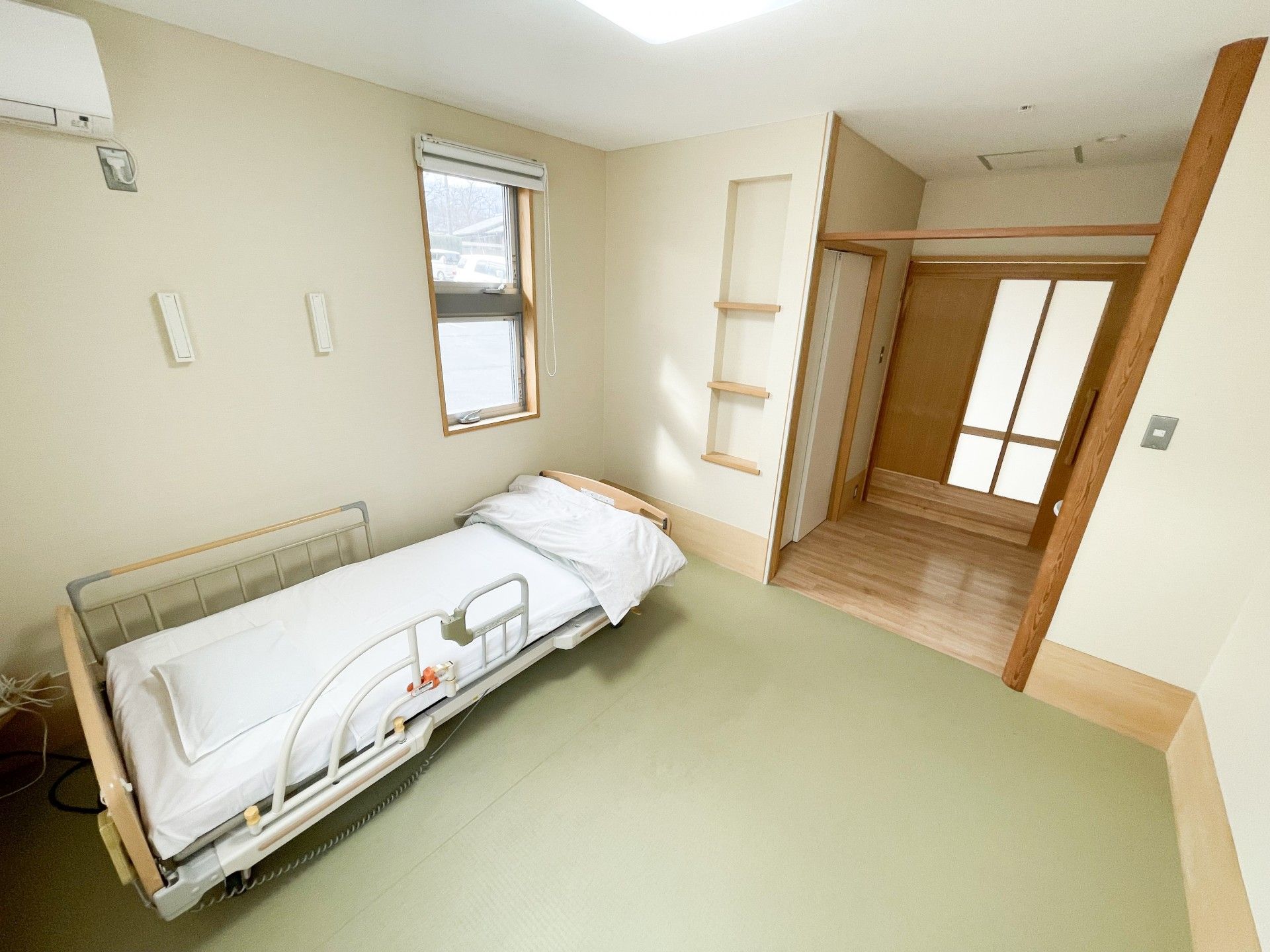 車いすに乗っている男性と寄り添う介護スタッフ