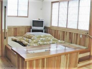 テレビが置いてある施設内の畳の小上がりの様子。リラックススペースの写真