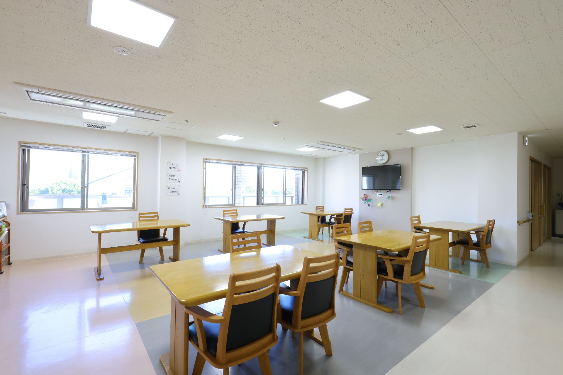 長テーブルと椅子が多く設置してある共有スペース