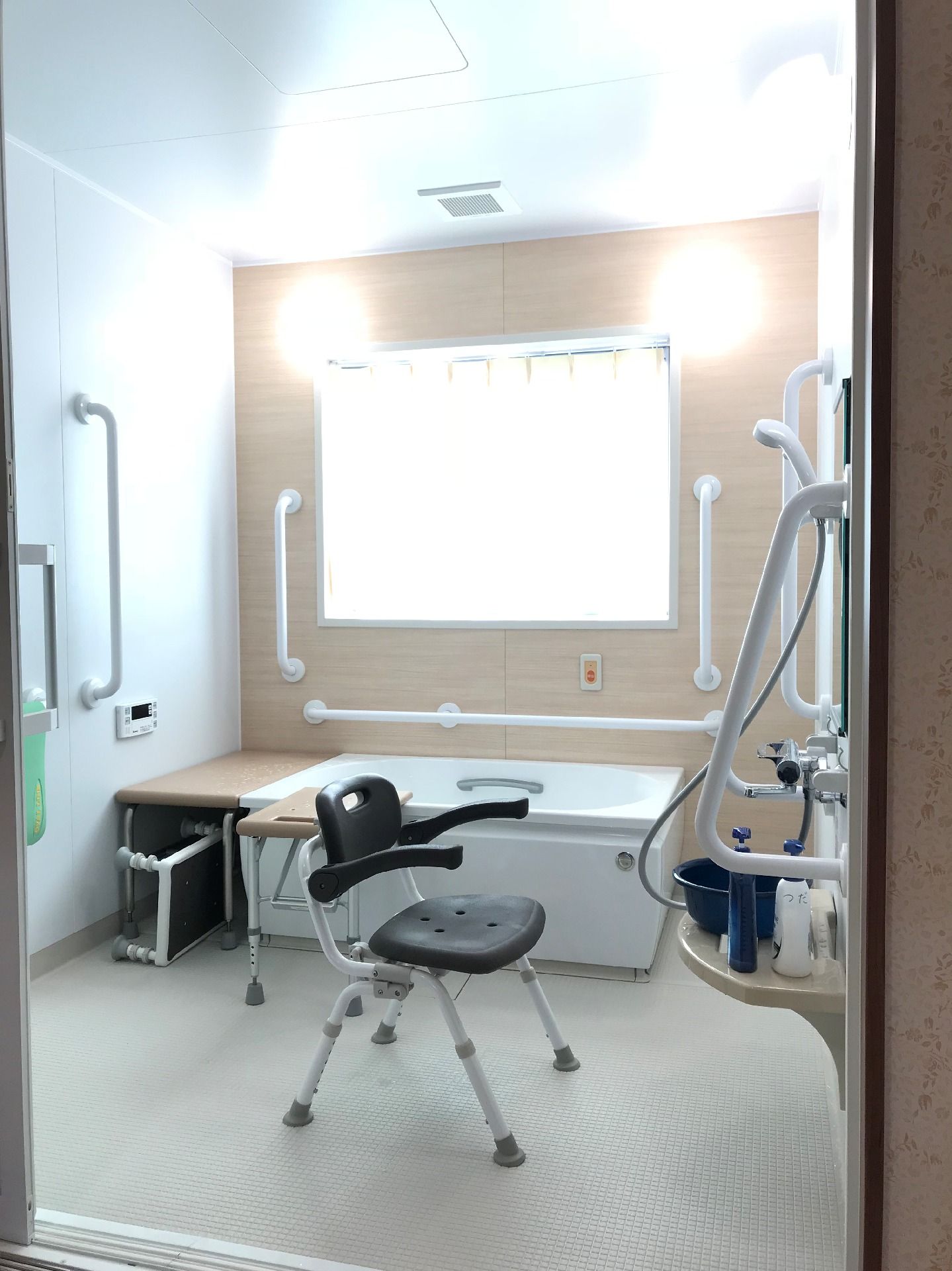 一人用の浴室にまんべんなく手すりが取り付けられている様子。清潔なスペース