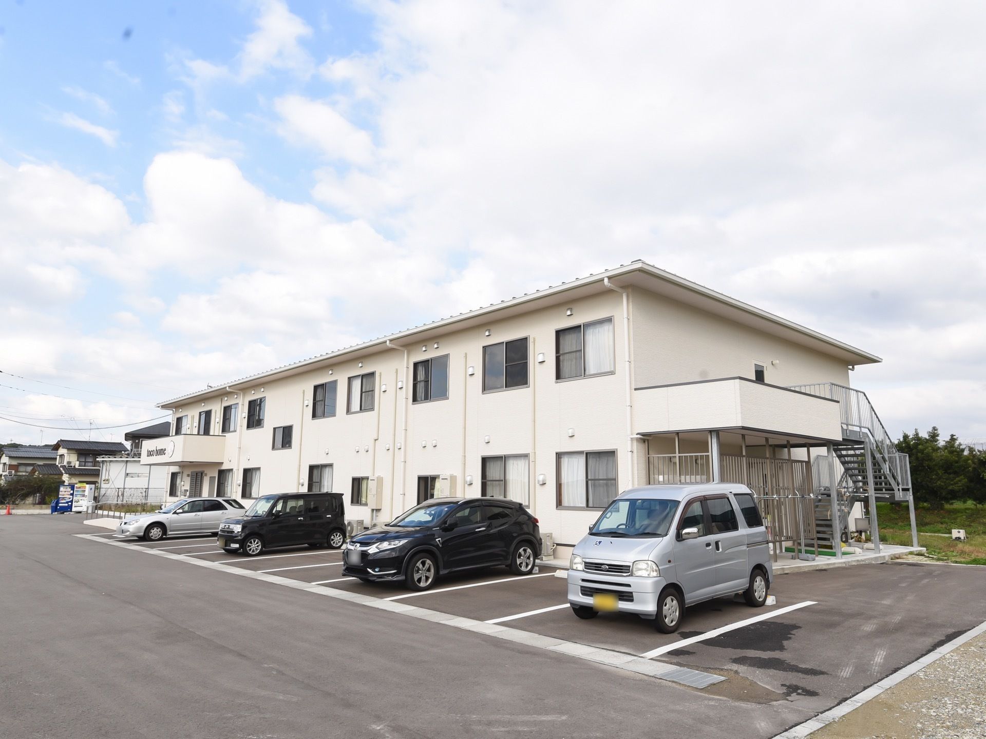 施設建物は二階建て構造となっている。道路に近いところに正面玄関があり、裏側には非常口を兼ねた屋外階段がある。
