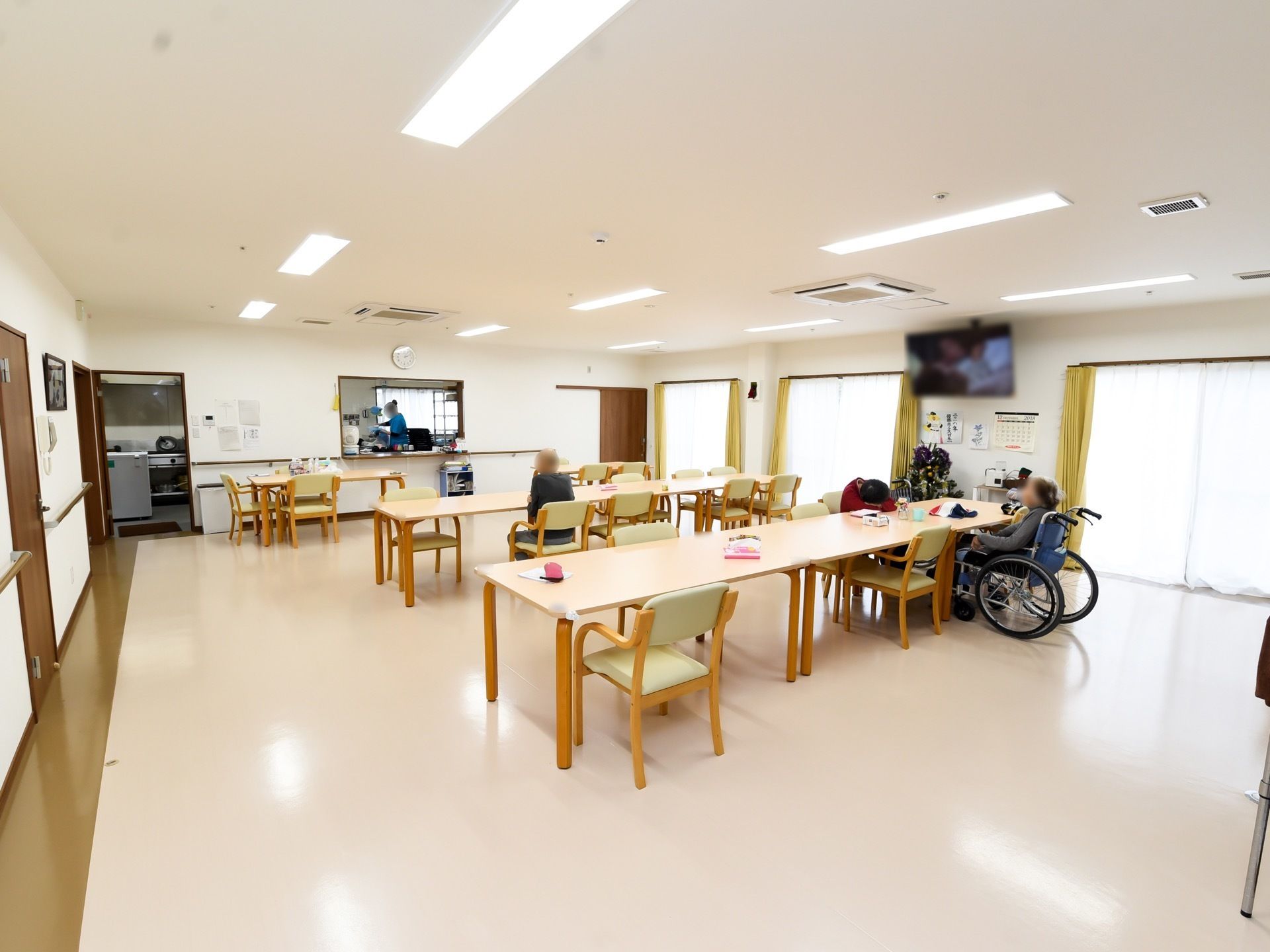 大きな食堂のとなりにはキッチンがあり、カウンターを通して中で料理が作られている様子などを見ることができる。