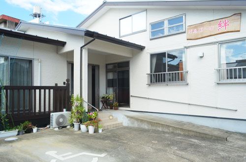 明るく清潔な入口エリア