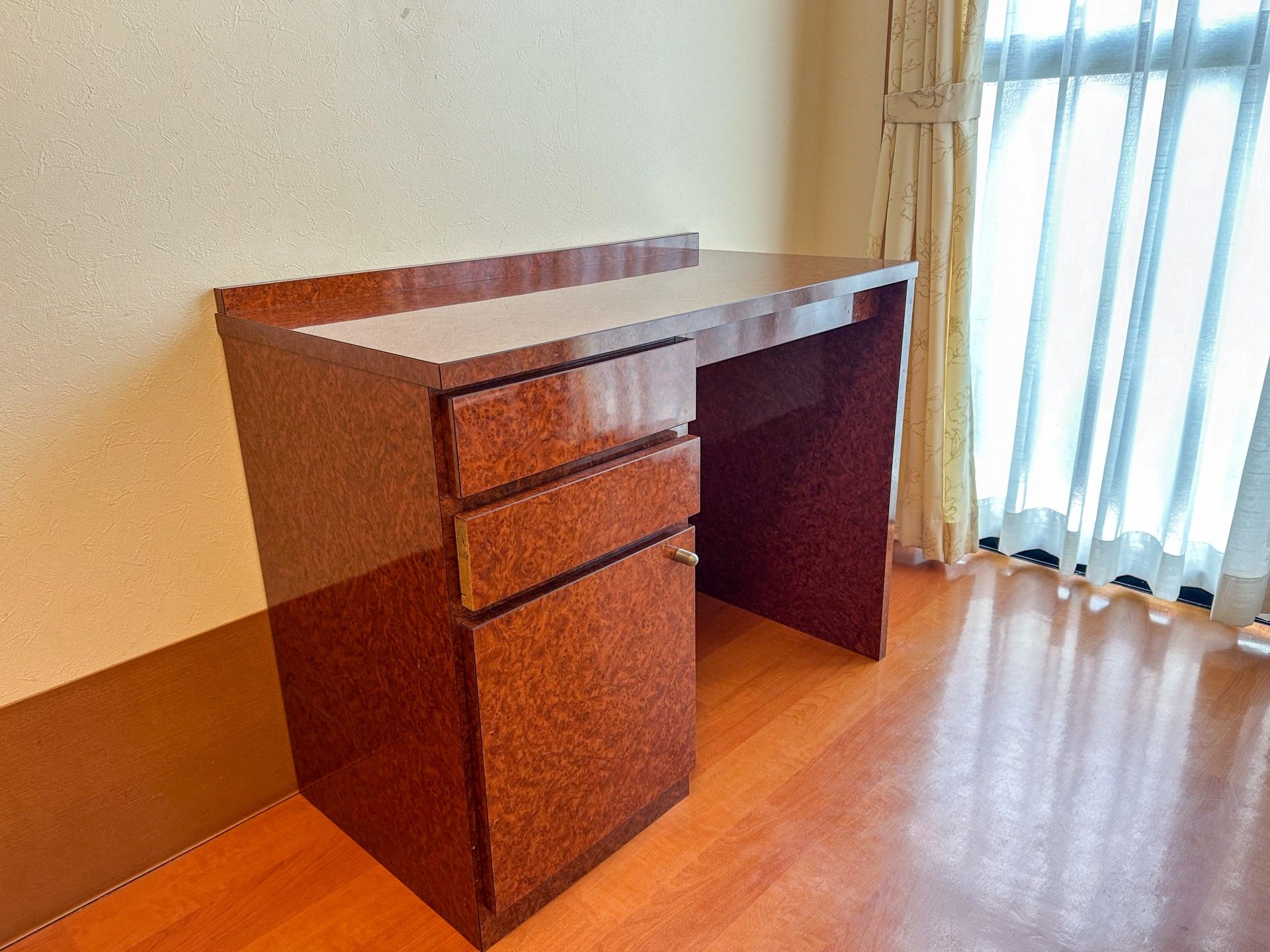 木製の洗練された机