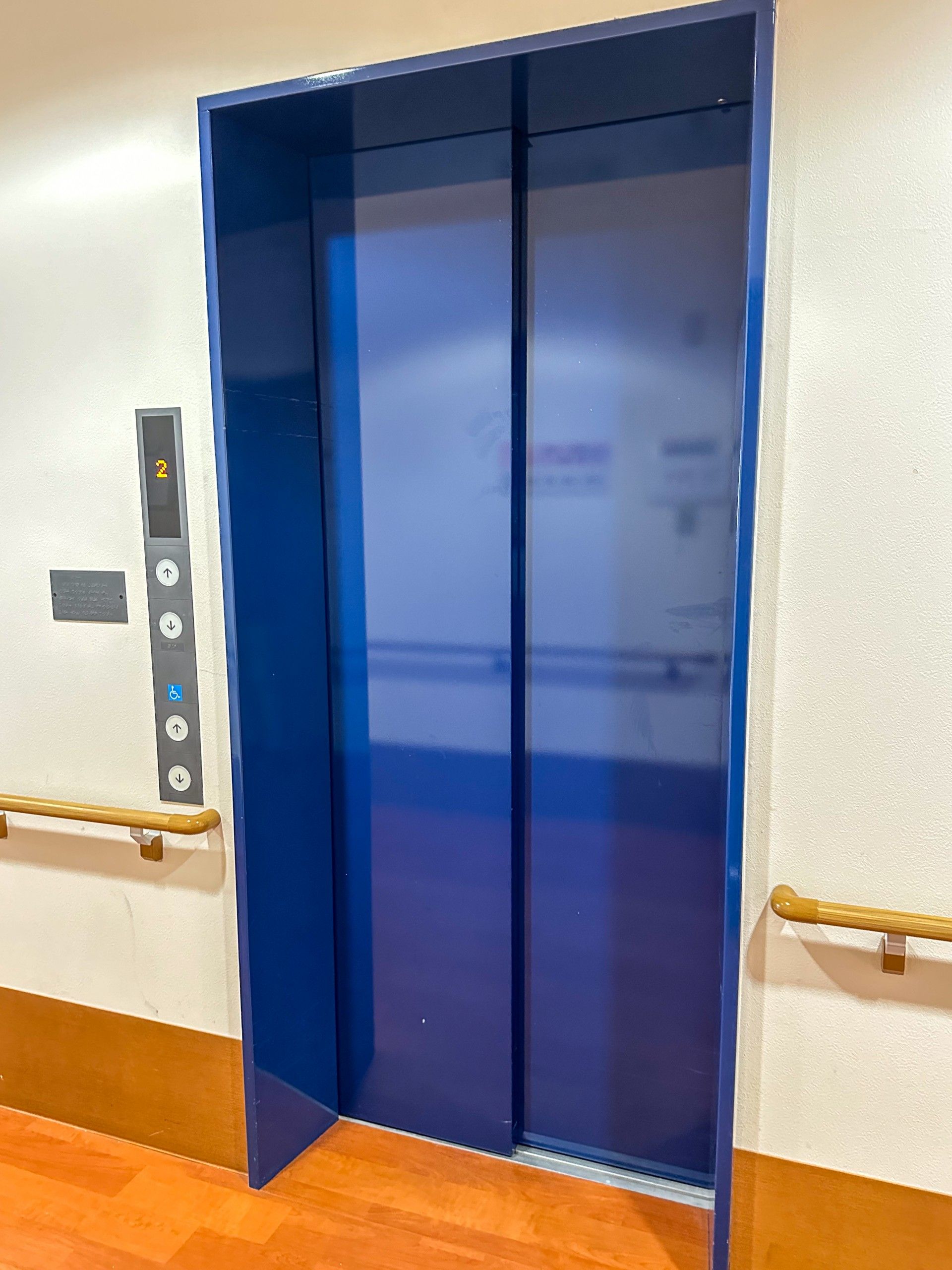 青い扉のエレベーター