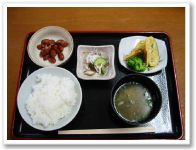 金時豆の甘煮とたまご焼きとごはんと味噌汁がセットになったメニュー