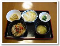 炊き込みご飯と味噌汁が付いた和食