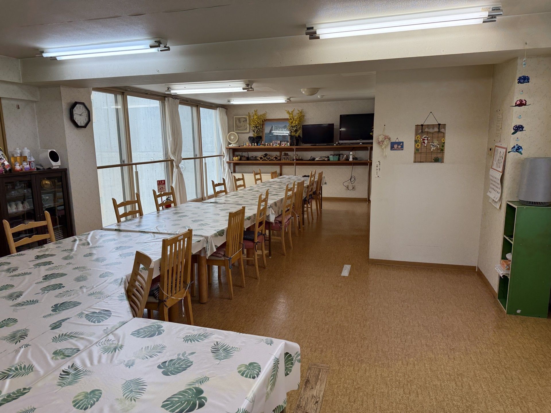 長テーブルのある部屋