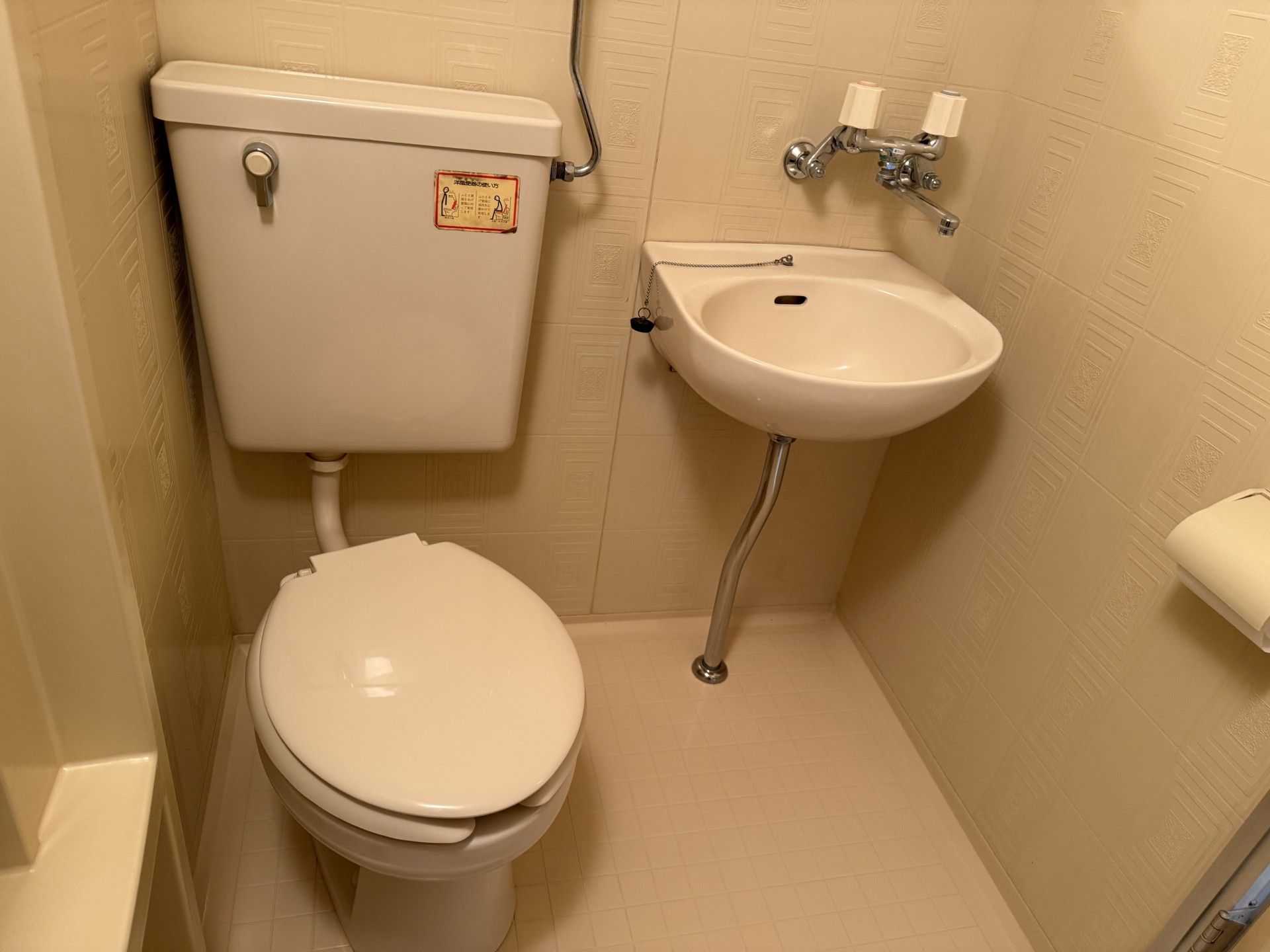 清潔なトイレと洗面台