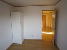タンスがある部屋の入り口。奥のほうに共有スペースがある