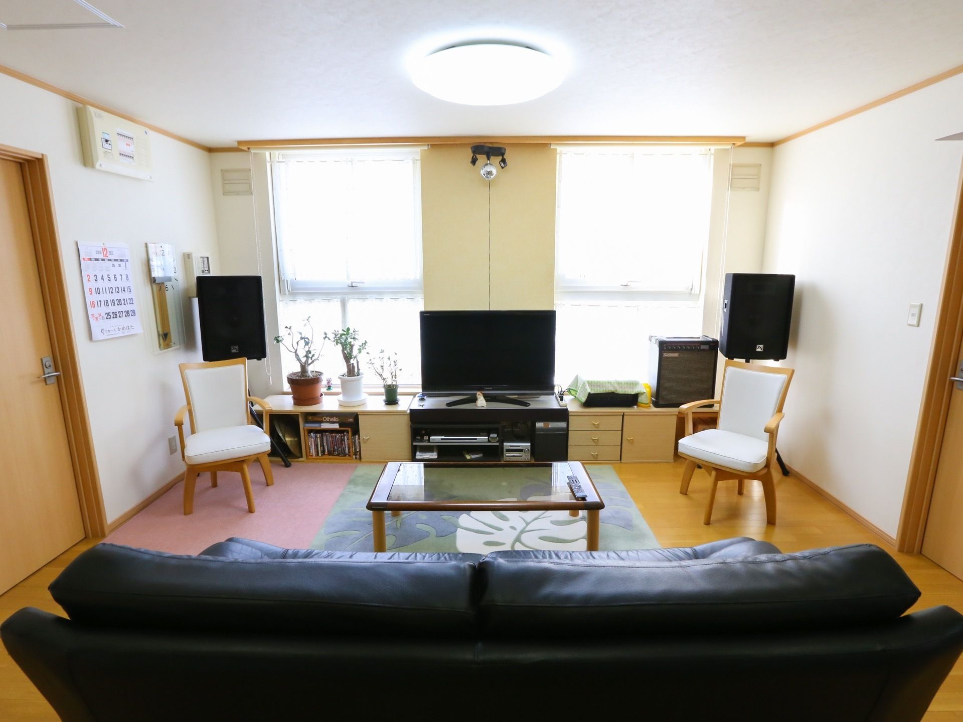日当たりが良く、快適なリビングである。大きなテレビの横にはステレオが設置されるなど、音響設備が整っている。