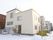 白を基調とした2階建ての建物である。雪降る土地に立っており、玄関に向かって手すりが備わった階段が設置されている。