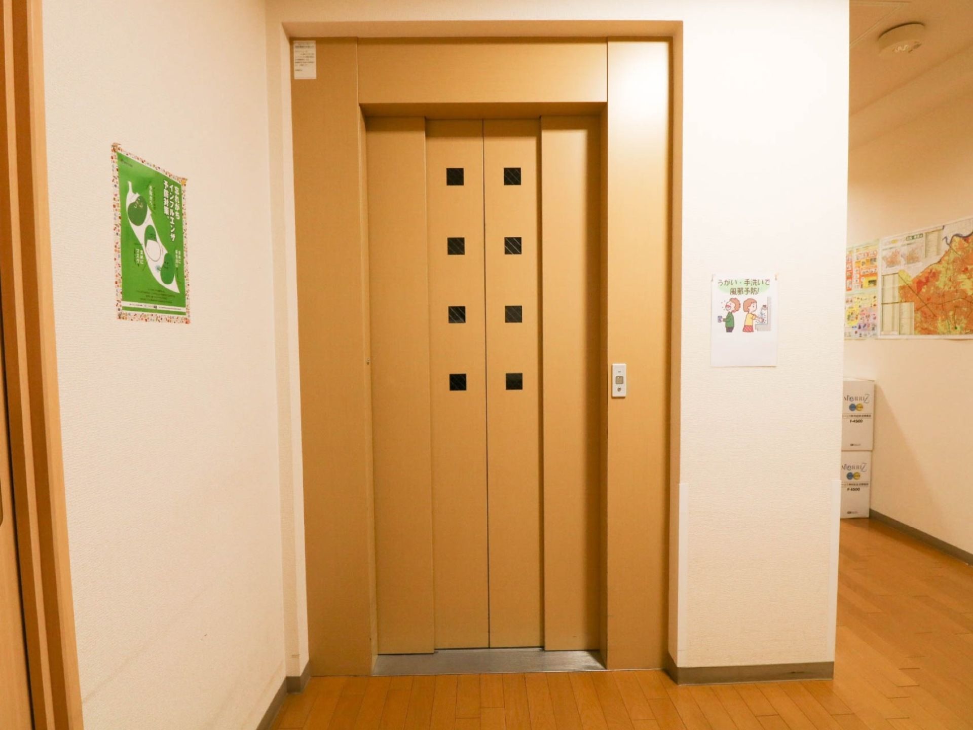 エレベーターが1基設置されている。段差がなく、足下に配慮されている。通路の床はフローリングになっている。