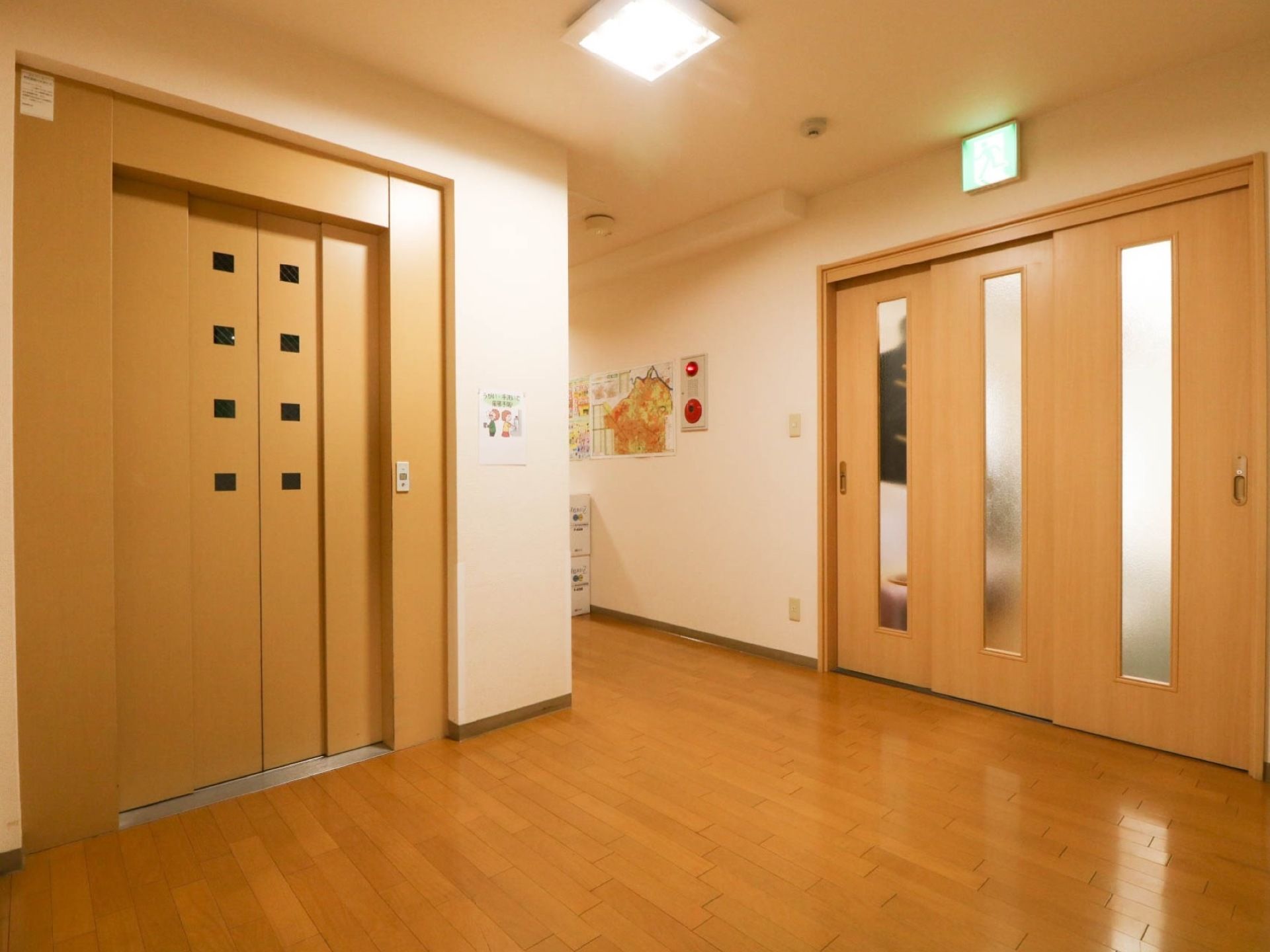 通路幅が広々とした廊下である。床はフローリングになっている。ベージュ調のエレベーターが1基設置されている。