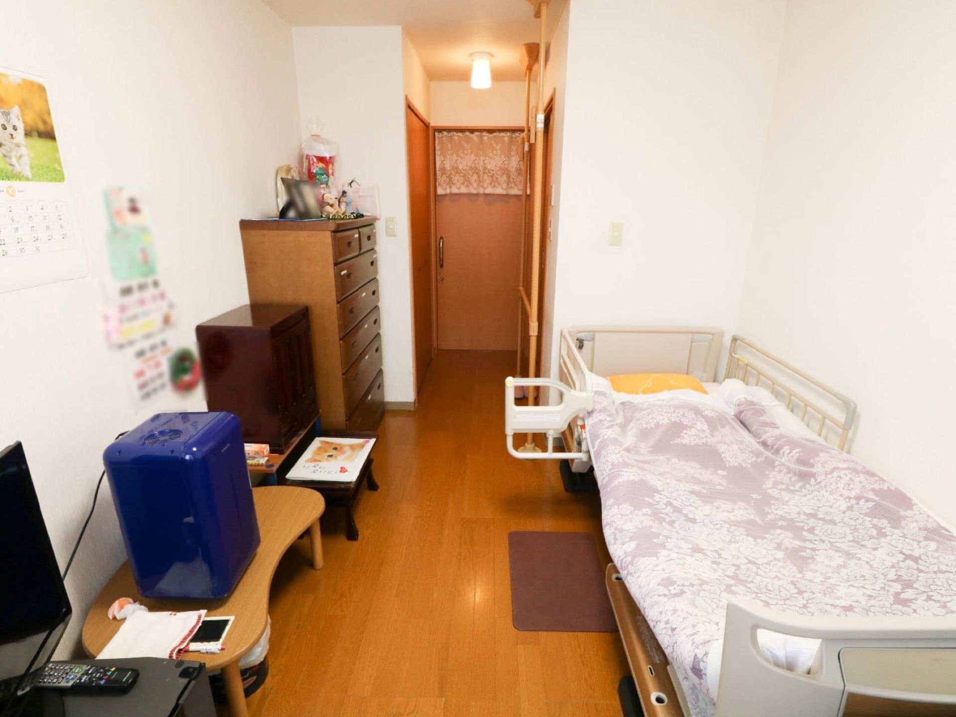 シンプルなワンルームの個室でになっている。介護用ベッドがあり、生活に必要な家具、家電が揃っている。