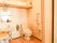 開放的なトイレになっており、収納棚にはトイレットペーパーが置かれている。洗面スペースが併設されている。