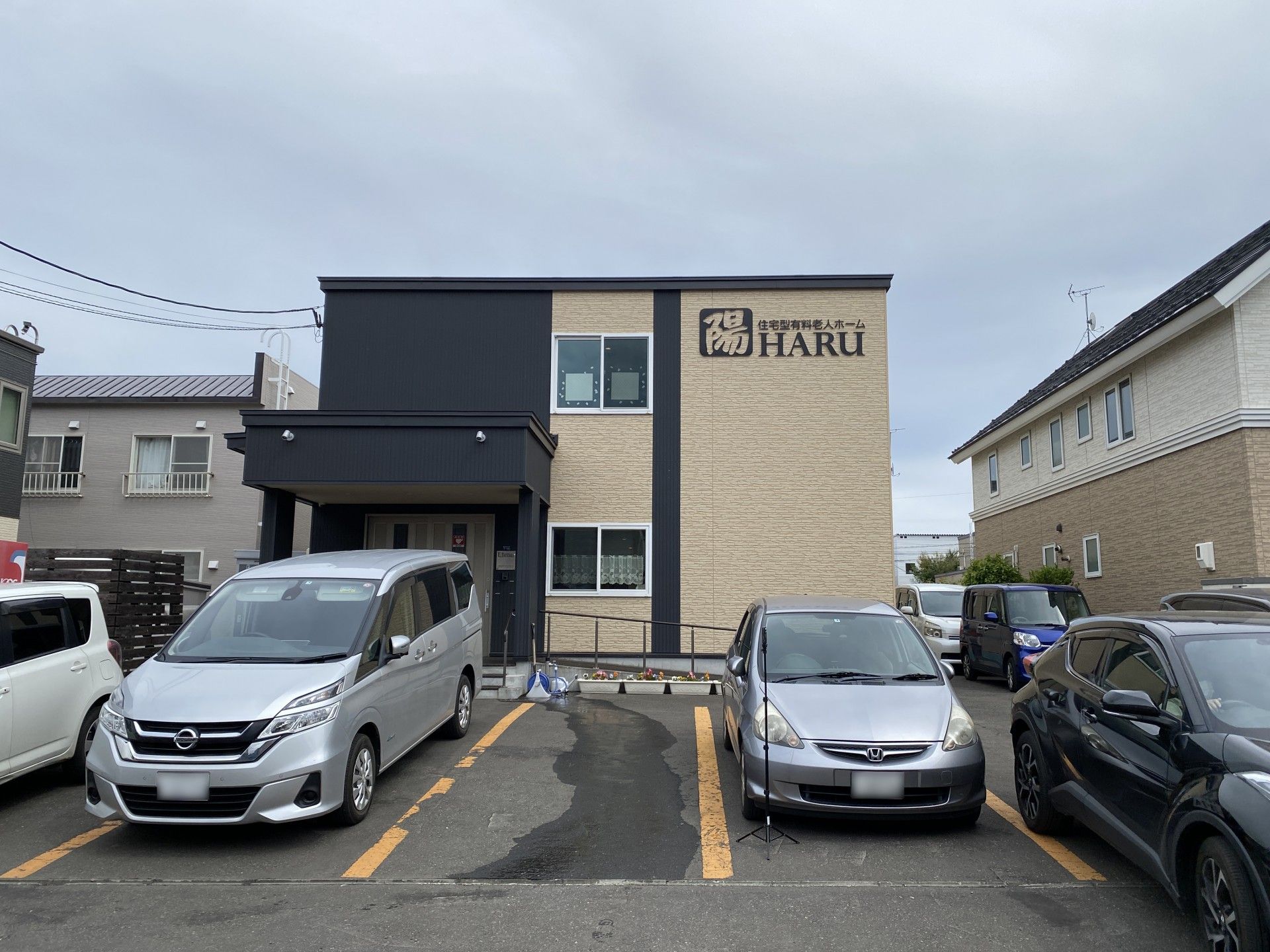 外でくつろぐ3名の男女